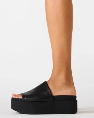 arwen weisses leder 6 330x413 - Arwen Schwarzes Leder