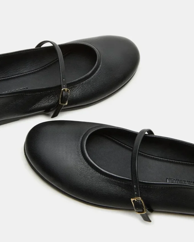 Besette Schwarzes Leder Besette Schwarzes Leder