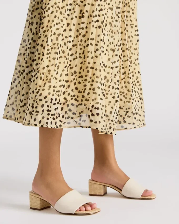 Hailee in Beige Hailee in Beige