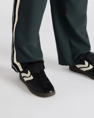 Janos Schwarzes Leder