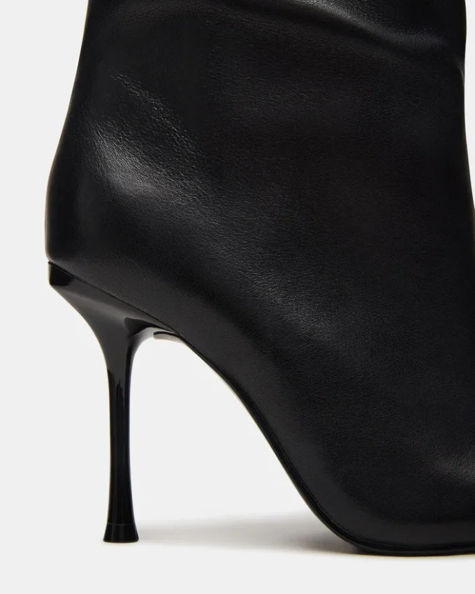 Verführerisches schwarzes Leder Verführerisches schwarzes Leder