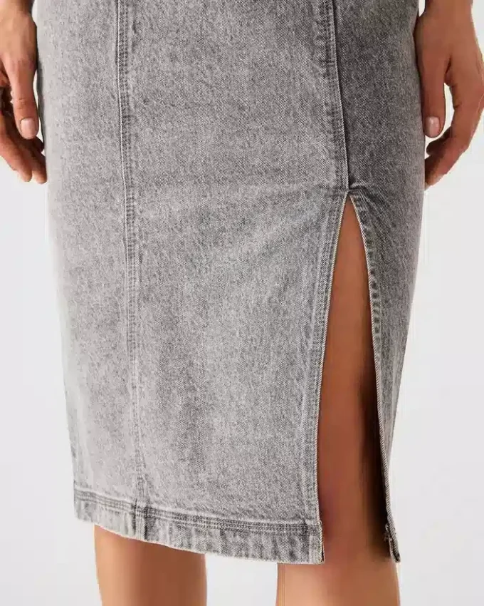 Verziertes Giselle-Jeans-Kleid in Nebelgrau Verziertes Giselle-Jeans-Kleid in Nebelgrau